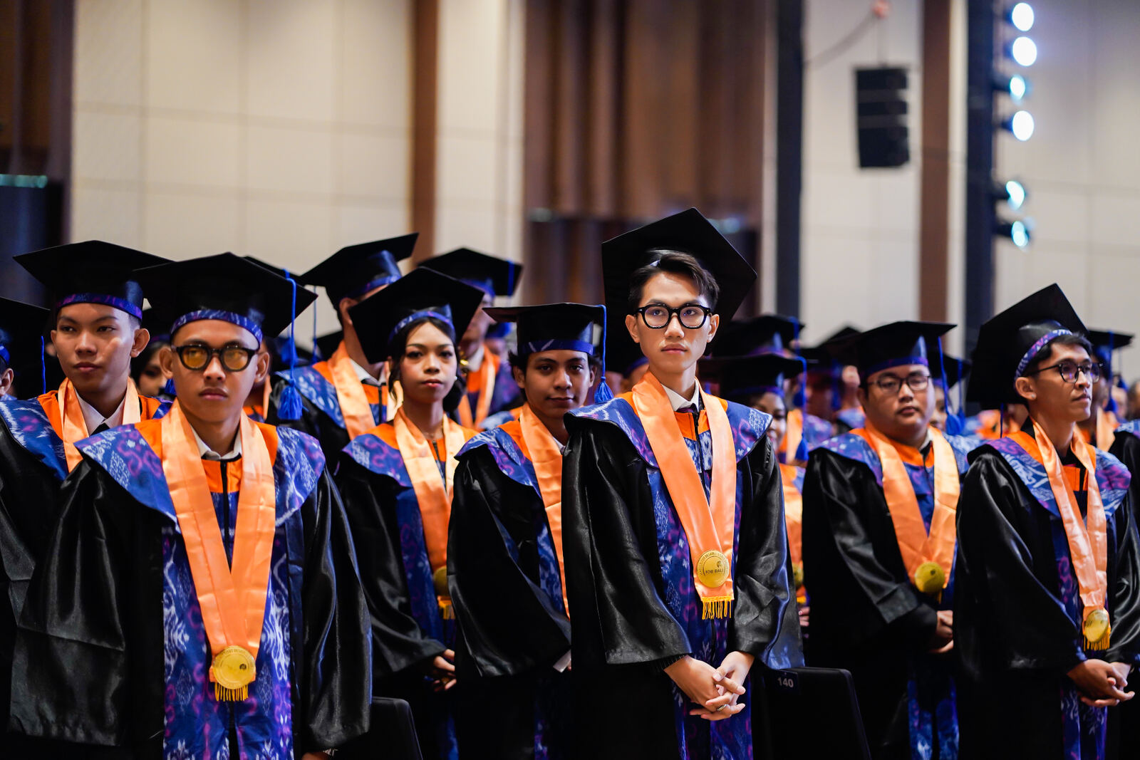 Mahasiswa IDB Bali merayakan kelulusan